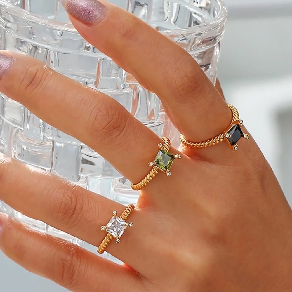 Solitaire rings